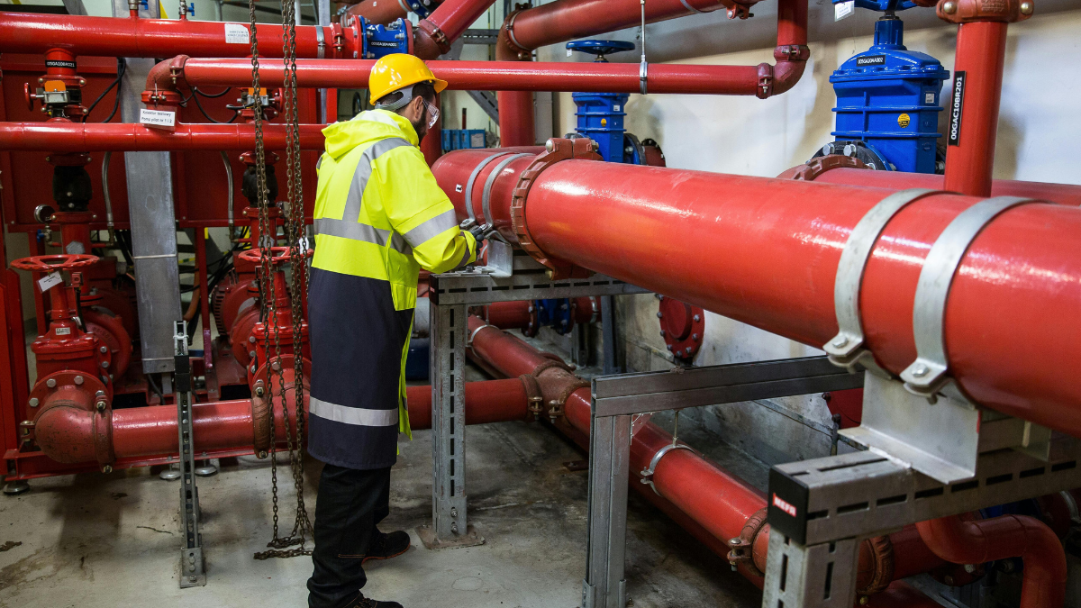 gasfiter certificado SEC revisando sistema de gas en domicilio