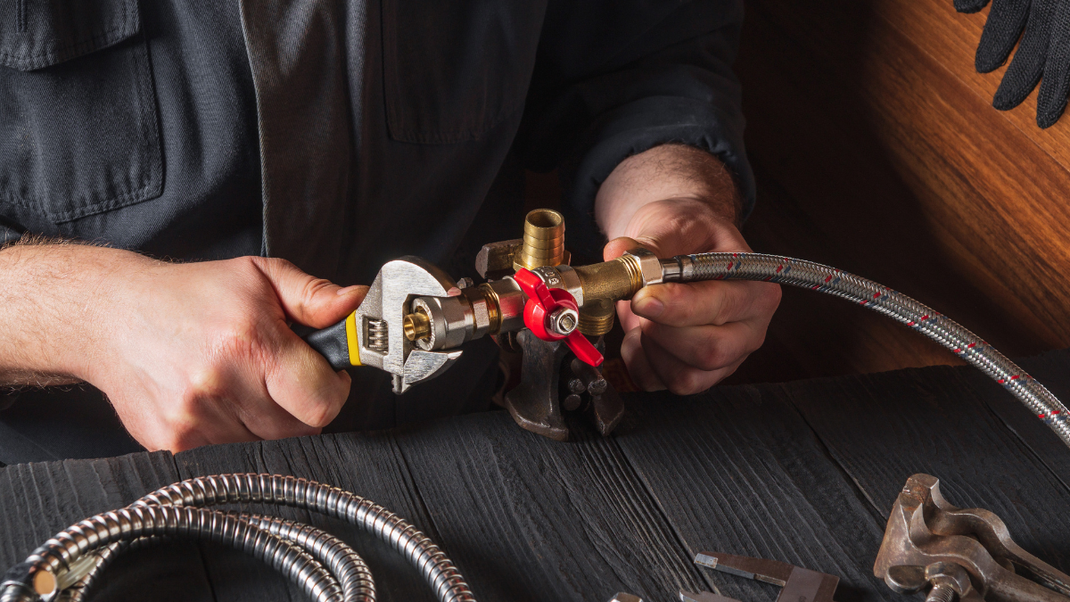 gasfiter certificado SEC realizando instalación de gas en vivienda